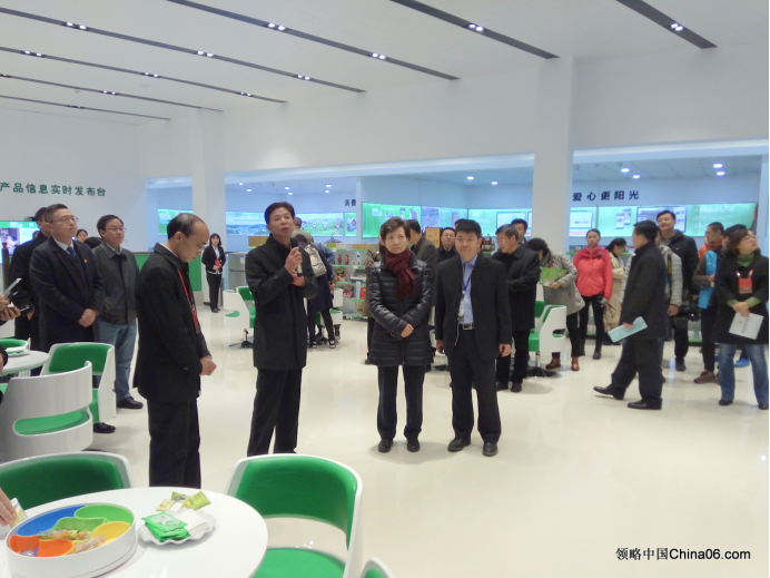 贵州省第二次项目建设现场观摩会，贵州省代省长谌贻琴称赞黄亚欣做善事做好事一定会有好报的