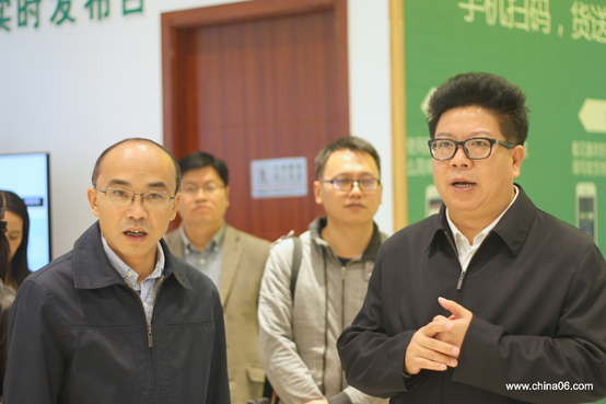 贵州省黔南州委副书记、州长、州政府党组书记吴胜华一行赴贵定领略中国考察电商扶贫工作