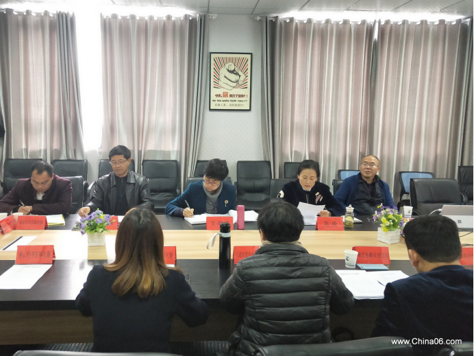 黔南州委常委、副州长文海涛主持全州科技孵化平台座谈会，邀请领略中国参加