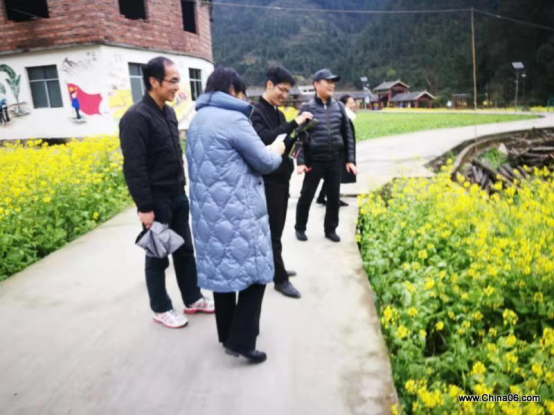 中山大学管理学院副书记、云南省凤庆县挂职副县长余立人带队观摩领略中国贵定电商扶贫案例