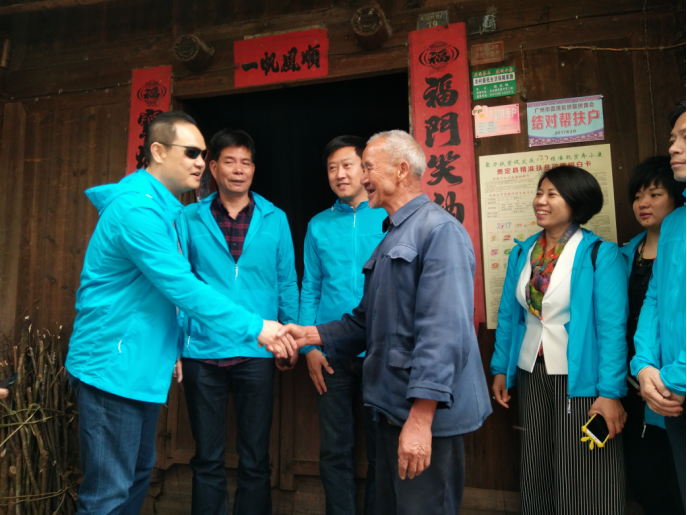 广州市荔湾区侨联到村访问15户，捐资10,000元，捐赠衣物123件