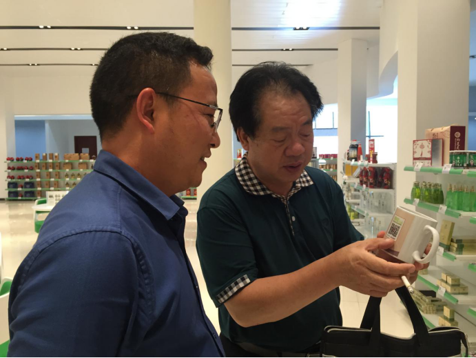 全国大型环保公益活动组委会副秘书长姚贵阳、贵定县科技局蒋天洪赴贵定领略中国大数据中心进行考察调研