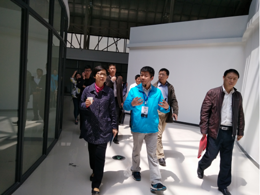 广州市荔湾区侨联到村访问15户，捐资10,000元，捐赠衣物123件