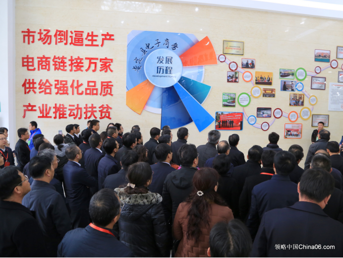 贵州省第二次项目建设现场观摩会，贵州省代省长谌贻琴称赞黄亚欣做善事做好事一定会有好报的