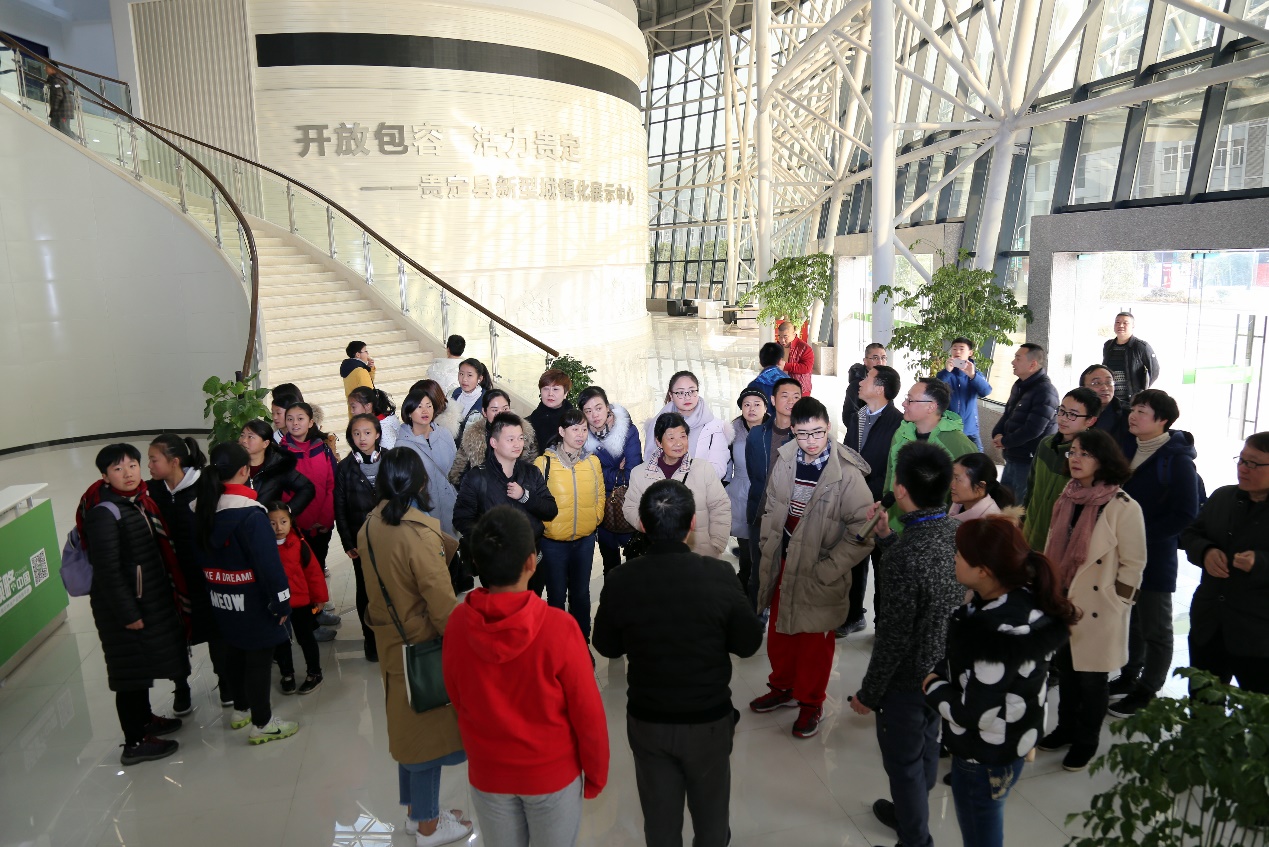 电商扶贫献爱心：贵阳新世界一中国际学校通过领略中国大数据结对帮扶组织“爱心亲子游”活动