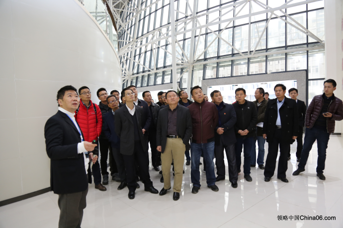 广州省第一扶贫协作工作组组长杨伟强在领略中国农产品大数据中心组织召开广州省第一扶贫工作组全体会议