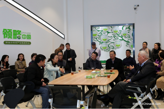 台湾经贸交流考察团到贵定领略中 国大数据中心考察调研