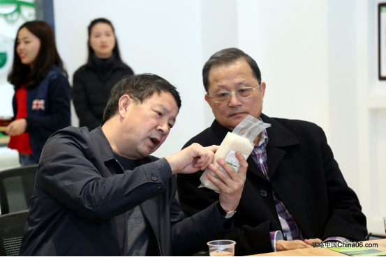 台湾经贸交流考察团到贵定领略中 国大数据中心考察调研