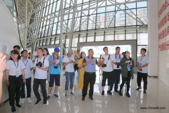 “脱贫攻坚在行动·同步小康看贵州-庆祝改革开放40周年网络主题活动”，40人的媒体团赴领略中国考察电商扶贫