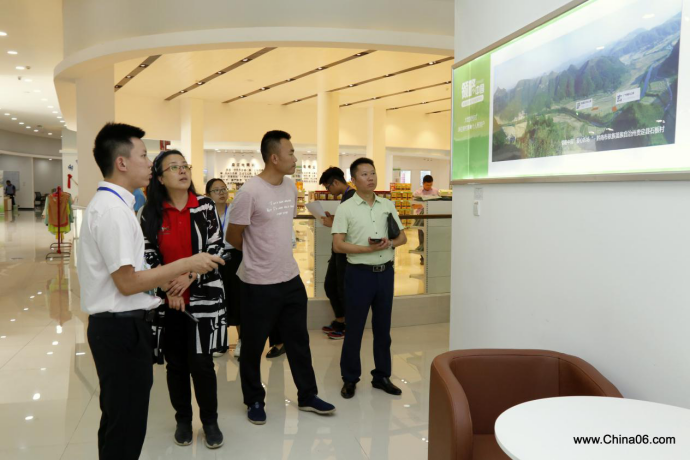 贵州省商务厅市场体系建设处副调研员张玲一行人赴贵定领略中国观摩电商扶贫案例