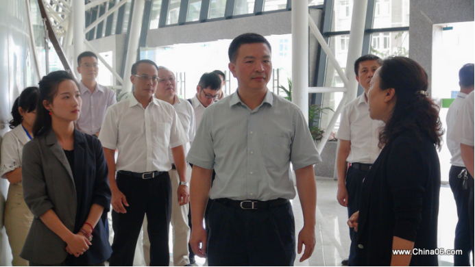 广州南沙区委副书记曾进泽带队赴贵定领略中国观摩电商扶贫案例