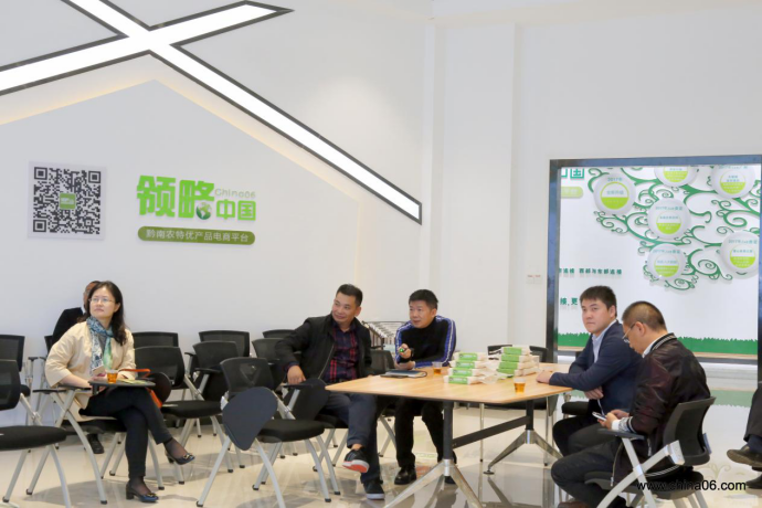 贵州省政府发展研究中心区域部部长陈文福、省政府发展研究中心区域部调研员罗志琴等一行5人赴贵定县开展小城镇建设、乡村振兴发