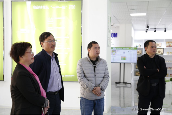 鲁甸县工科局局长铁波到鲁甸县电子商务公共 服务中心视察工作