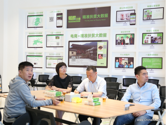 黔南州委统战部常务副部长陈良海，中央统战部挂职三都县委常委、副县长吴娟，中央统战部挂职拉揽社区第一书记马玉飞观摩领略中国