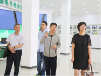 黔南州委统战部常务副部长陈良海，中央统战部挂职三都县委常委、副县长吴娟，中央统战部挂职拉揽社区第一书记马玉飞观摩领略中国