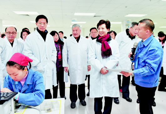 贵州日报：奋力谱写新时代贵州发展新篇章（省委书记孙志刚率全省第二次项目建设现场观摩会第一观摩组