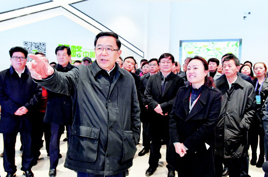 贵州日报：奋力谱写新时代贵州发展新篇章（省委书记孙志刚率全省第二次项目建设现场观摩会第一观摩组