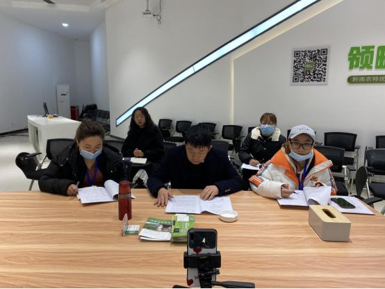 复工后鲁甸县工科局马上对电子商务进农村综合示范工作进行督查